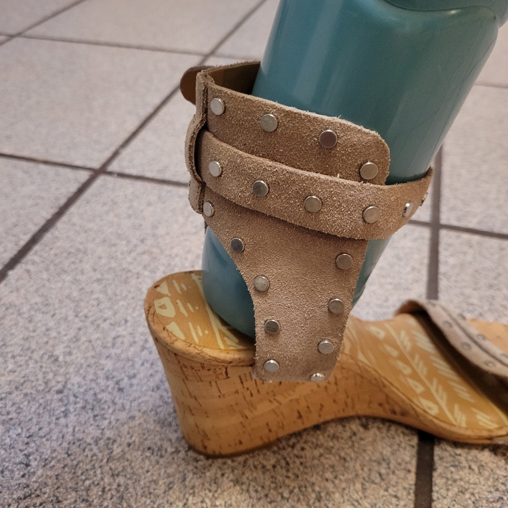 Used Dolce Vita suede sandals, size 9 - Picture 12 of 12
